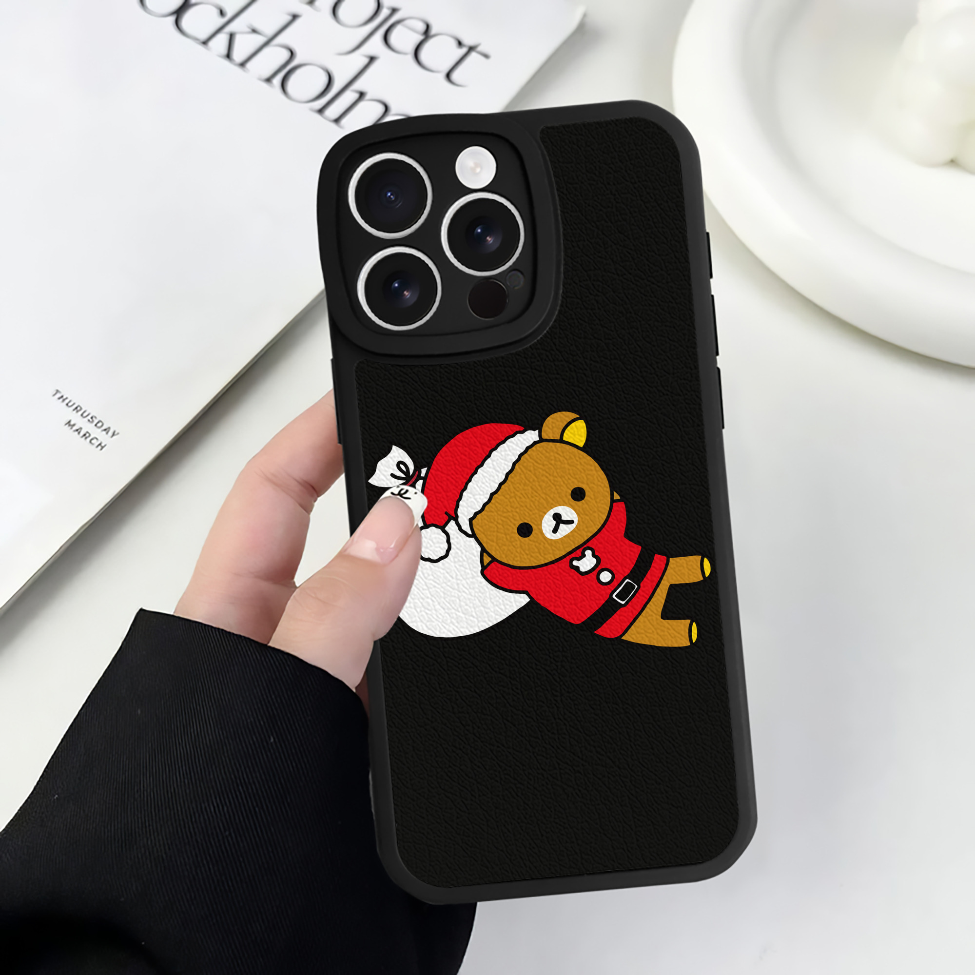 （画像用） リラックマ リラックマ キイロイトリ Rilakkuma Korilakkuma Kiiroitori 【iPhone 16シリーズ対応】シリコンスマホケース（レザー調） 材質：シリコン